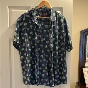 UNTUCKit Blue and Green Casual Button Down Shirt
